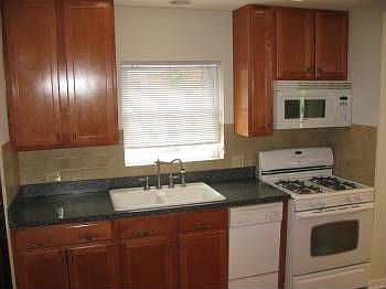 4th image of 631 Portsmouth Ave