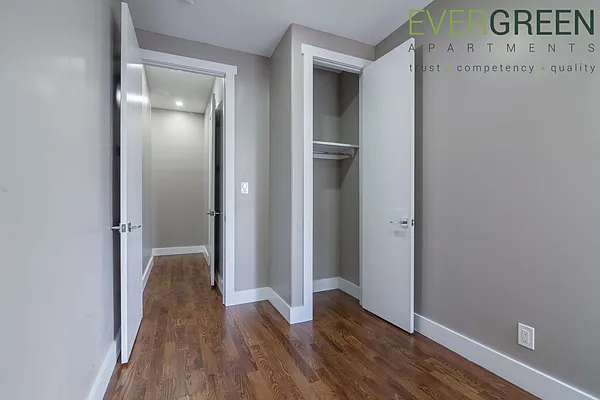 Rented by Evergreen Apartments BK | media 5