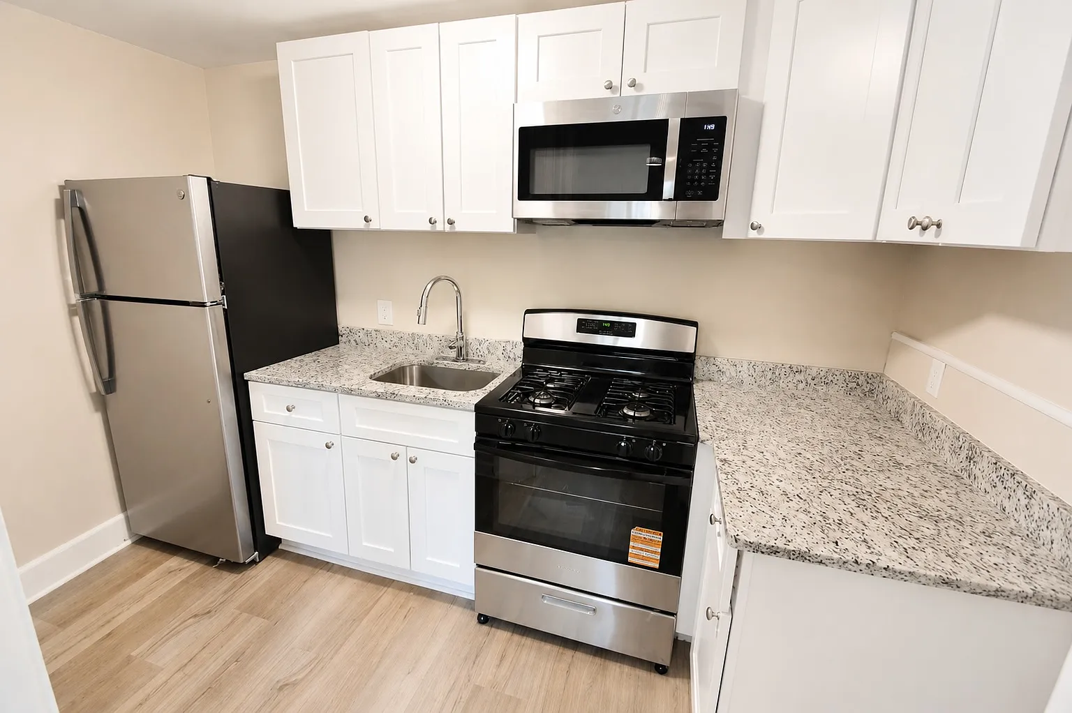 1 bed, 800 sqft, $1,600 — Photo 3