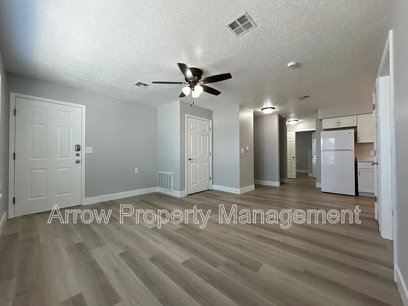 3 bed, 1.5 bath, $1,025 — Photo 2