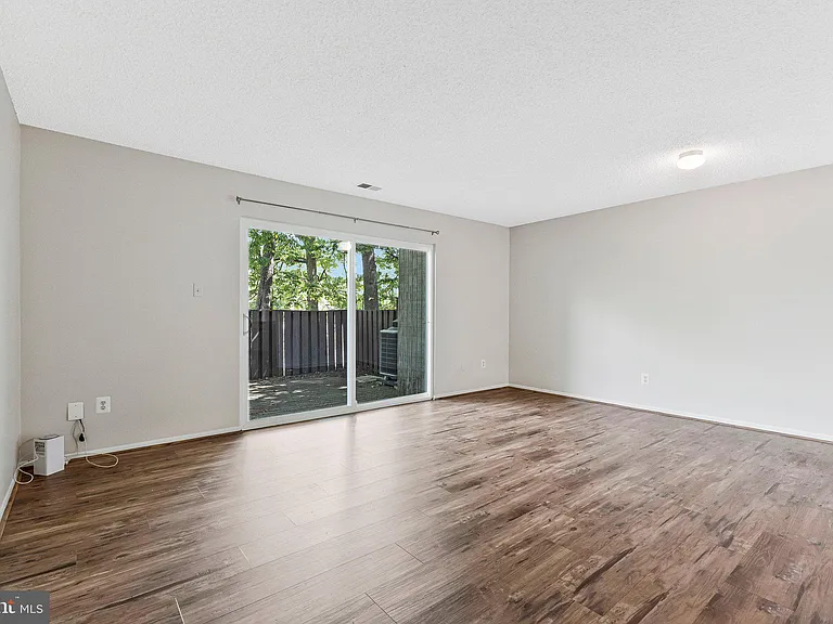 2202 Southgate Sq — Photo 18