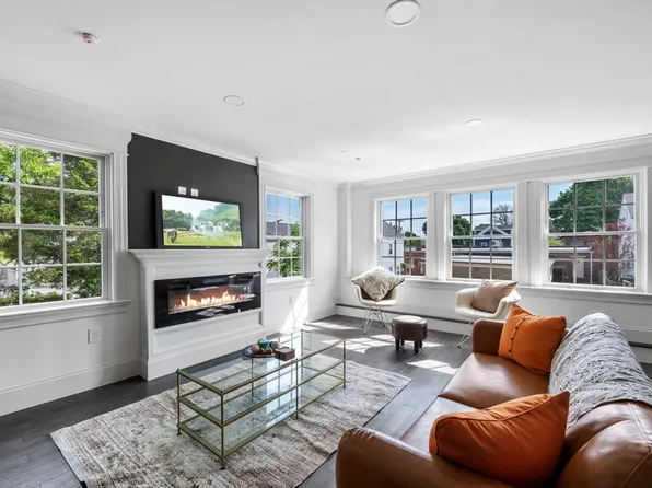 10 Osborne St #4, Salem, MA 01970