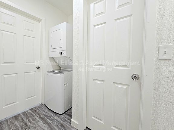 3rd image of 1519 E Oak St #17