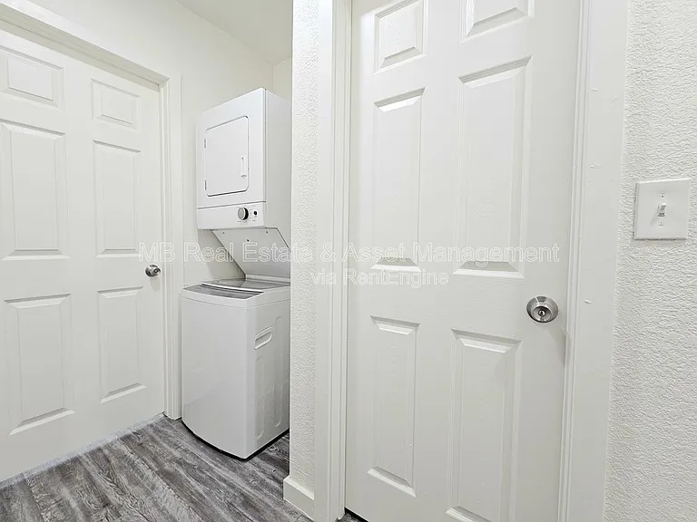 1519 E Oak St #17 — Photo 3