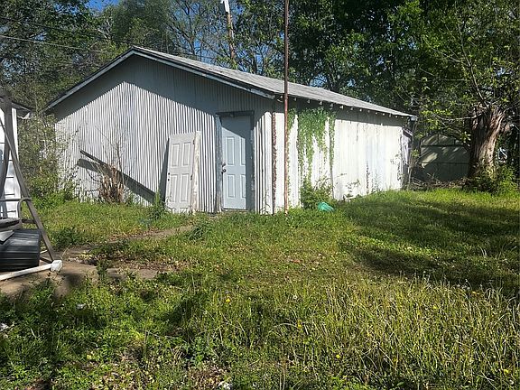 4th image of 303 W Kiowa Ave