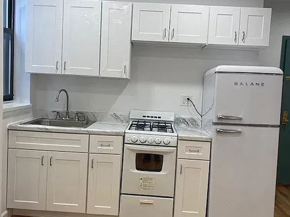 662 4th Ave APT 1R, Brooklyn, NY 11232