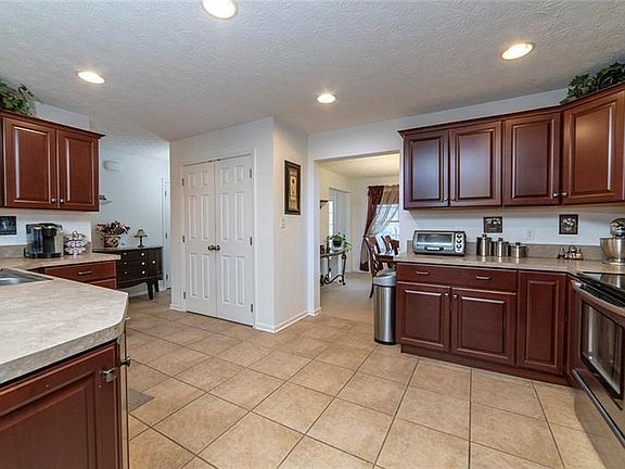 CUSTOM CABINETS AND STAINLESS APPLIANCES IN THE LARGE KITCHEN.  SEPARATE PANTRY.