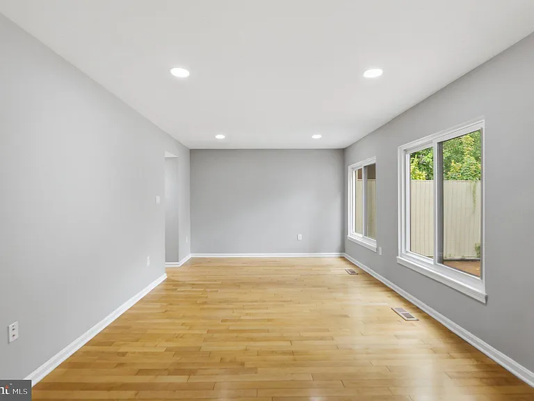 11092 Saffold Way — Photo 6