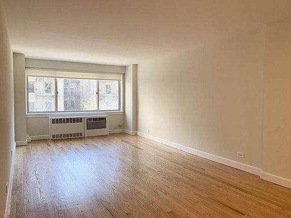 4th image of 360 E 65th St APT 4H