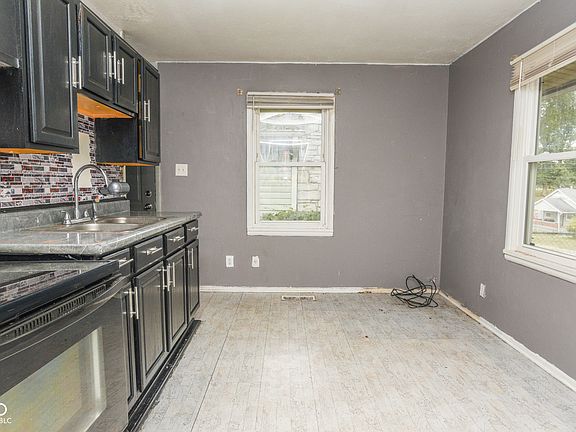 5th image of 2942 N Dearborn St
