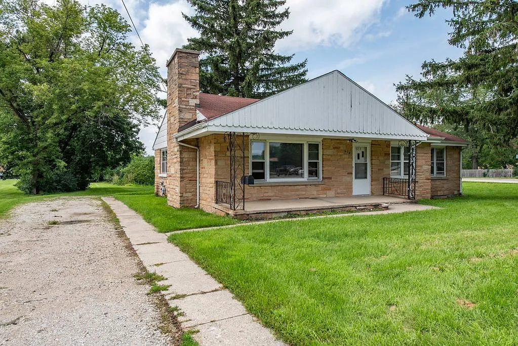 3 bed, 1.5 bath, 1572 sqft, $2,200 — Photo 1