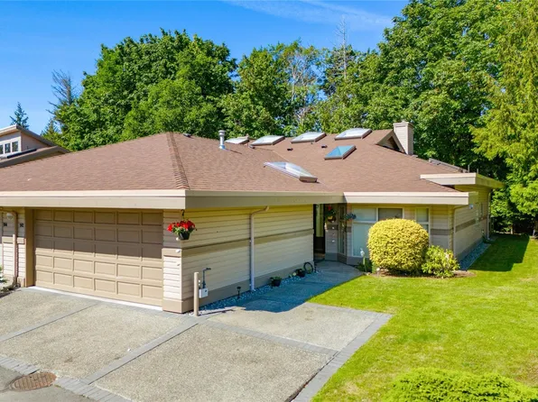 902 Lakes Blvd, Nanaimo, BC V9P 2P8
