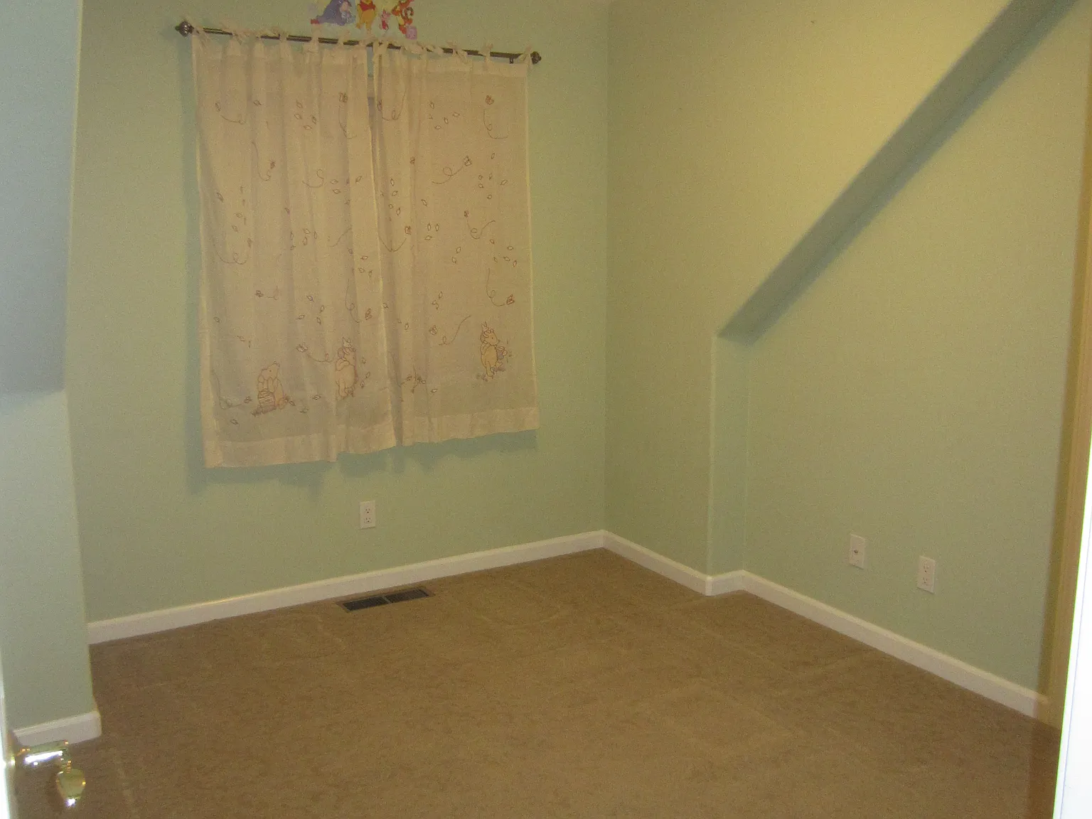 825 Moraga Dr — Photo 2