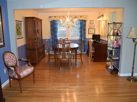5th image of 162 Pin Oak Dr