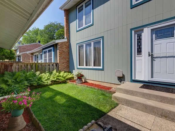 330 Elmwood Ln, Bloomingdale, IL 60108