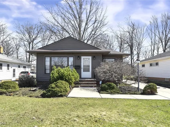 4009 Circlewood Dr, Fairview Park, OH 44126