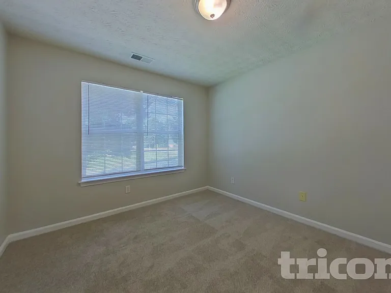 936 Edgewood Ln — Photo 11