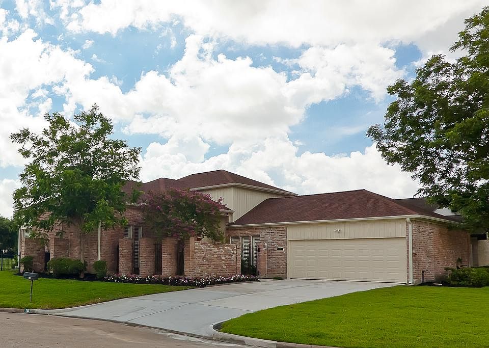 Just completed in June 2014, this totally remodeled home is located on the 5th hole of the Roberts G
