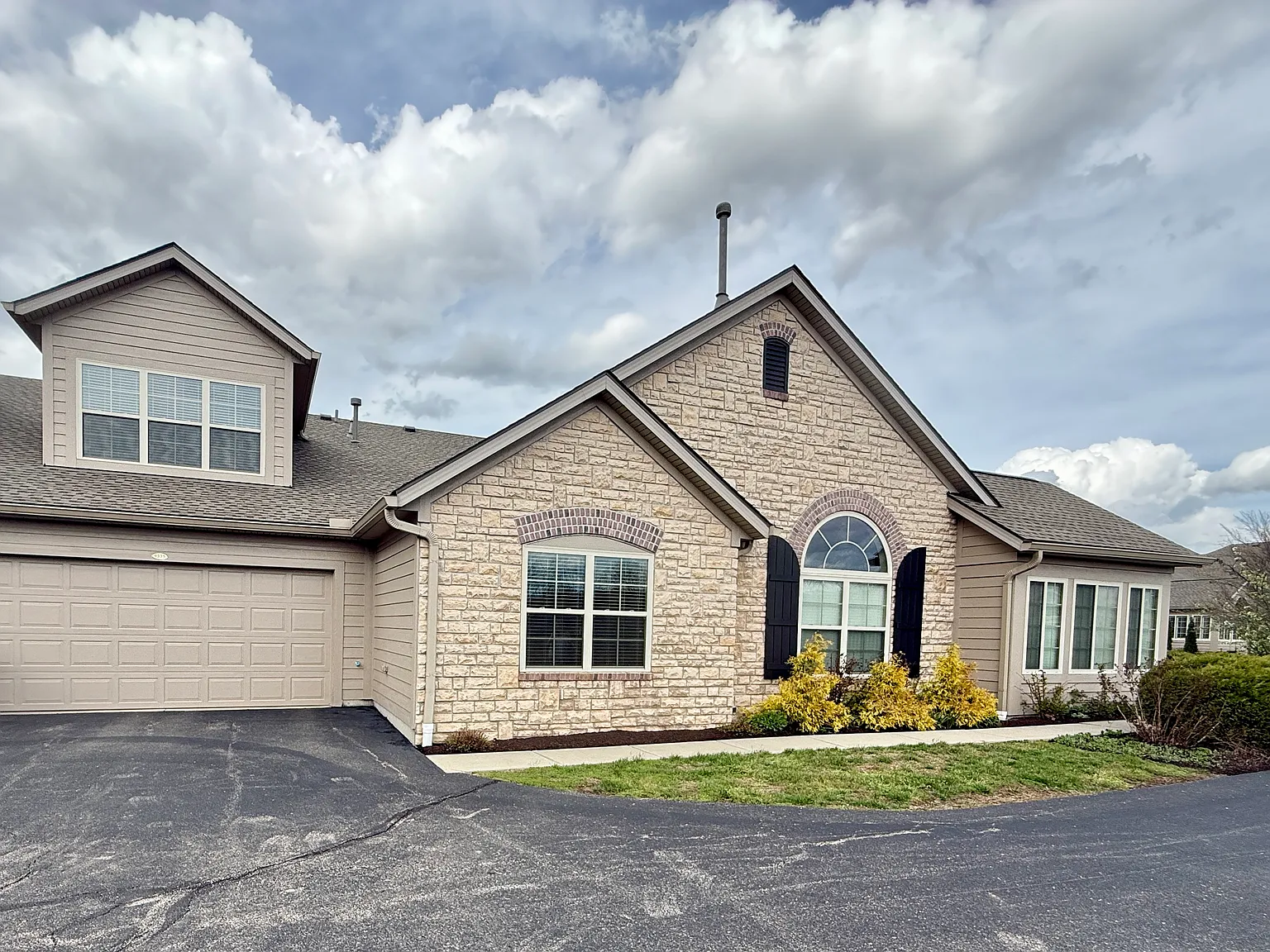 3 bed, 2392 sqft, $5,300 — Photo 1