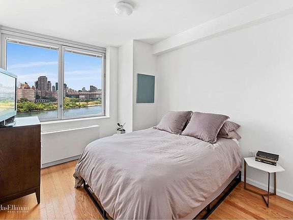 4th image of 4540 Center Blvd APT 1005