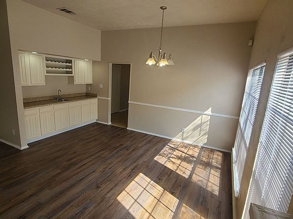 4th image of 1733 Colborne Dr