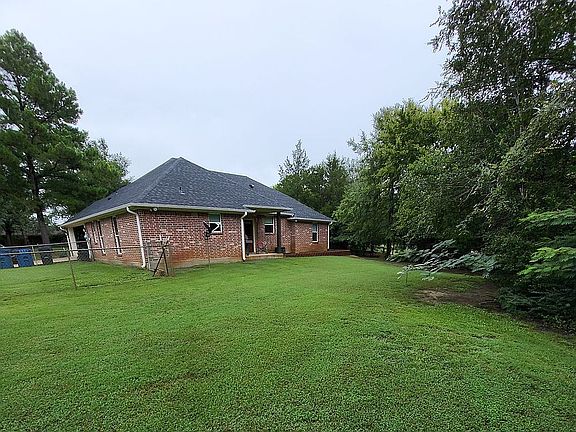 3rd image of 615 Hillcrest St