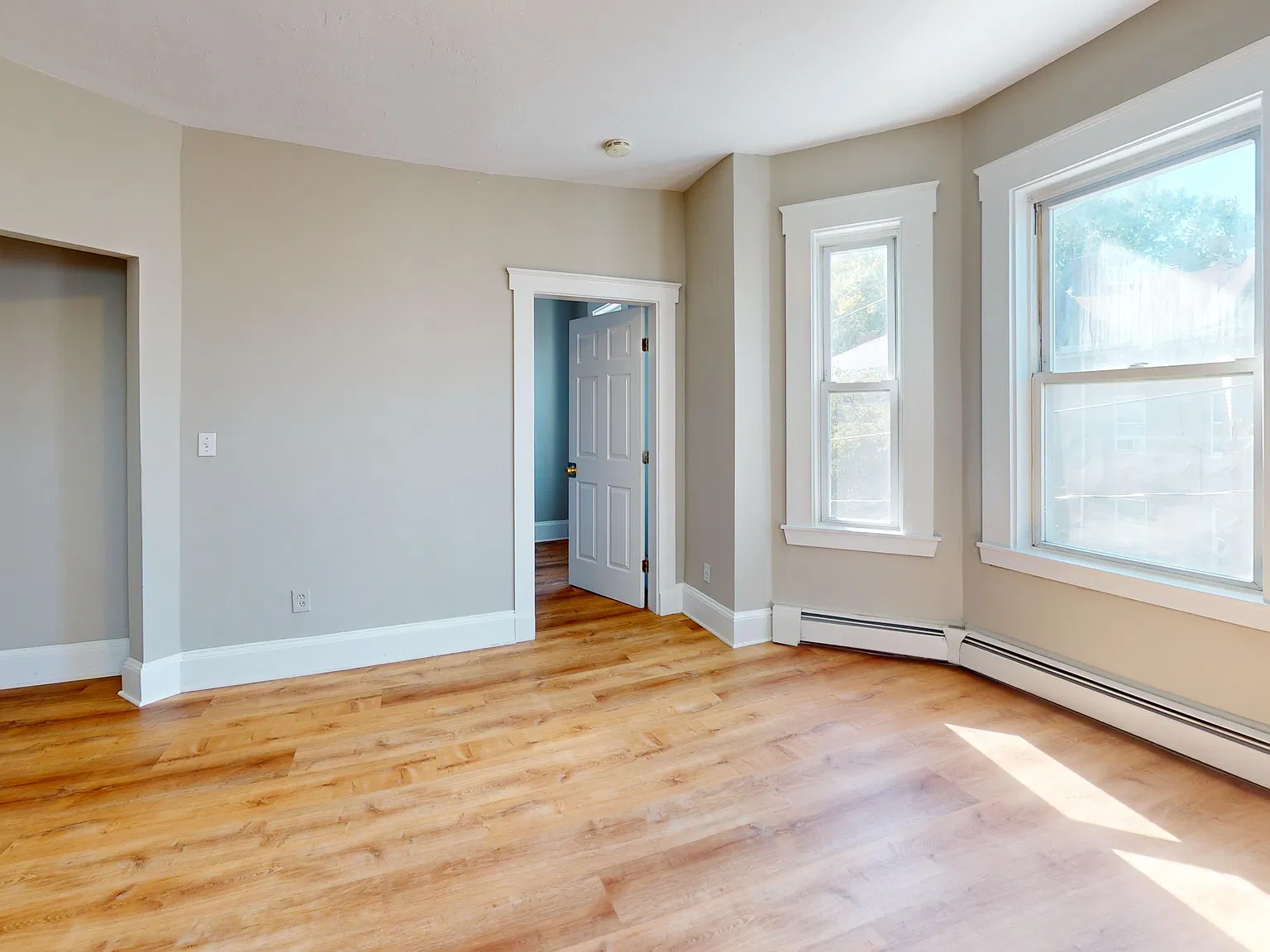 3 bed, 800 sqft, $3,195 — Photo 2