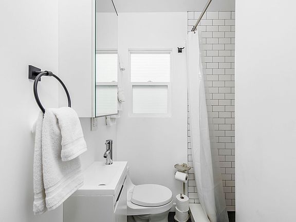 5th image of 309 8th St Unit B