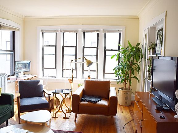 2nd image of 1471 W Carmen Ave APT 3N