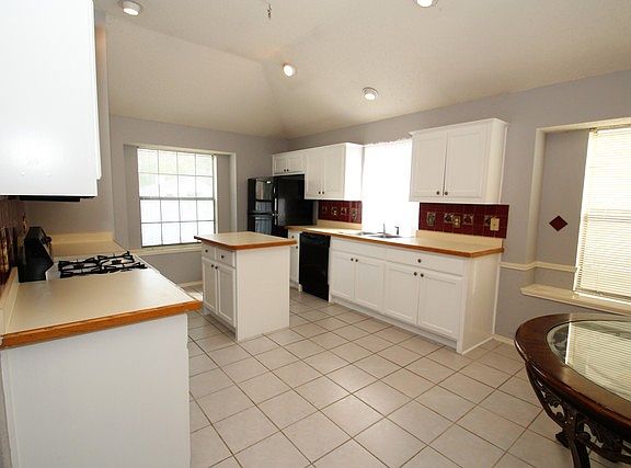 5th image of 806 Deerlake Ct