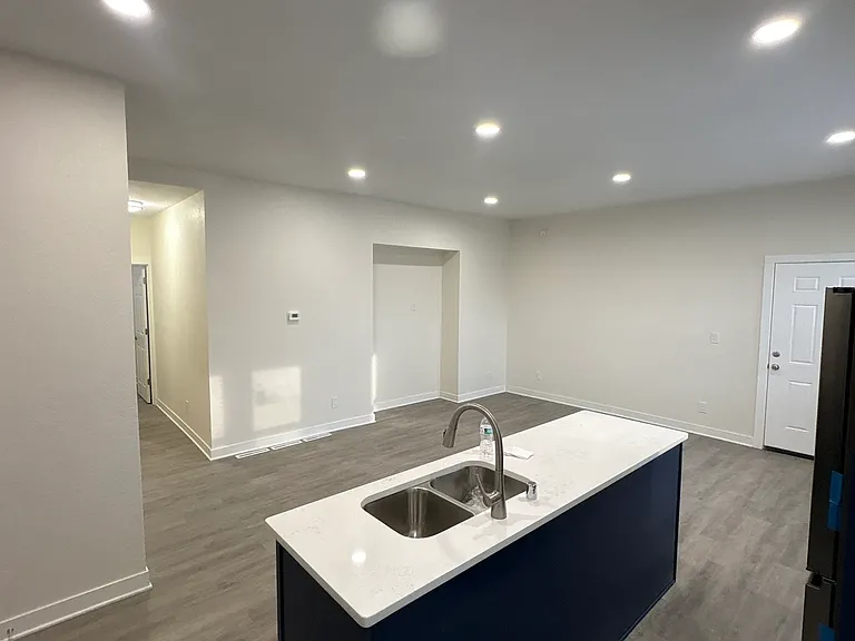 400 E Meinecke Ave #402 — Photo 2