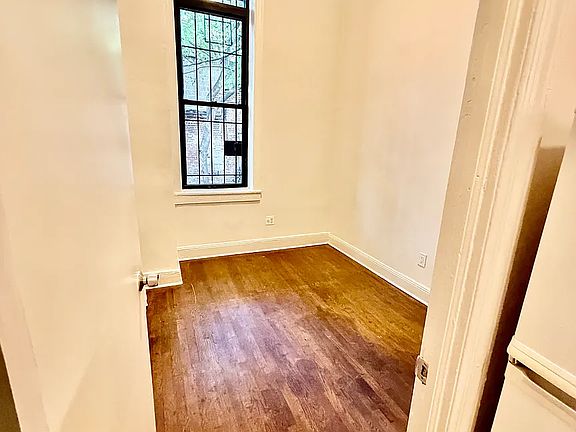 5th image of 36 Willow Pl