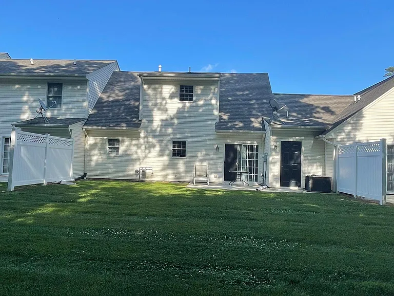 406 Lindenhurst Ct — Photo 26