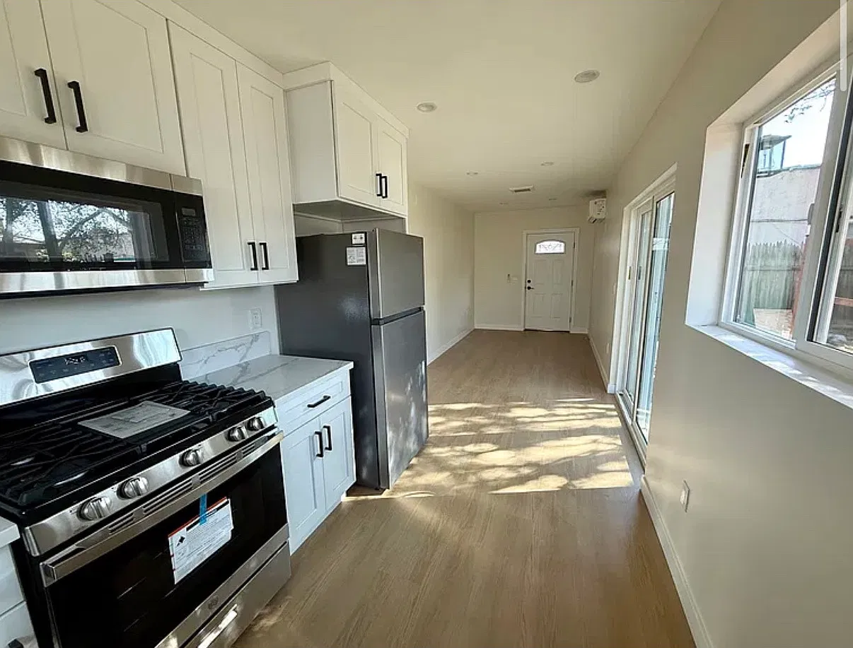 2 bed, 576 sqft, $2,595 — Photo 2