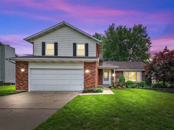 1104 White Lake Dr, Saint Charles, MO 63301
