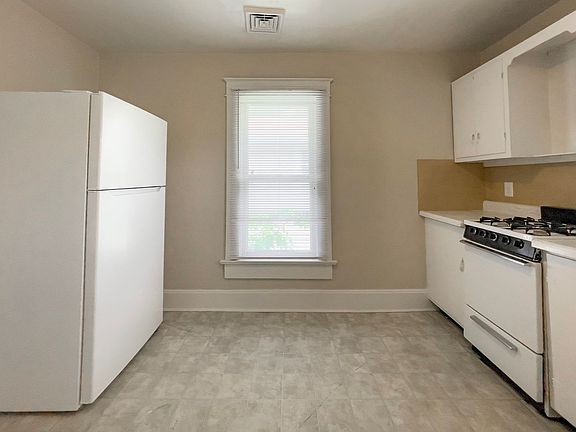 3rd image of 940 S 15th St #1/2