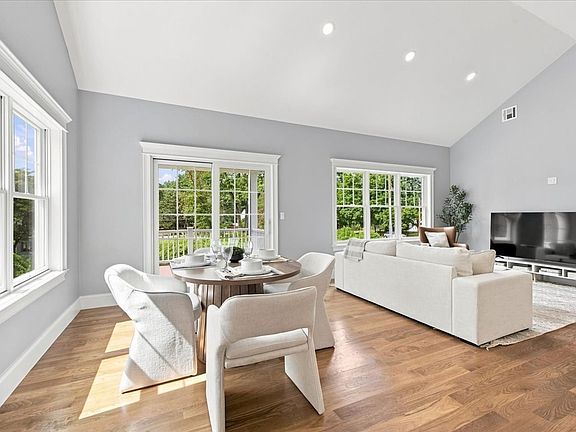 2nd image of 1549 Washington St #2