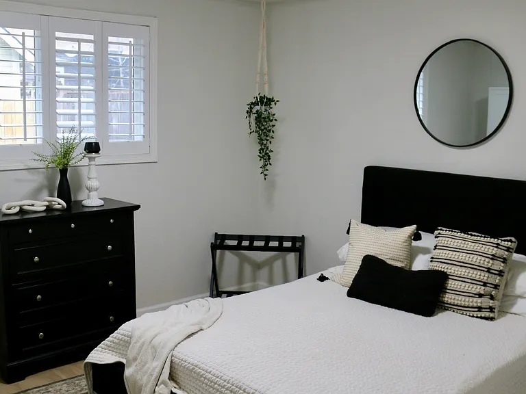 1016 Leonard St — Photo 17