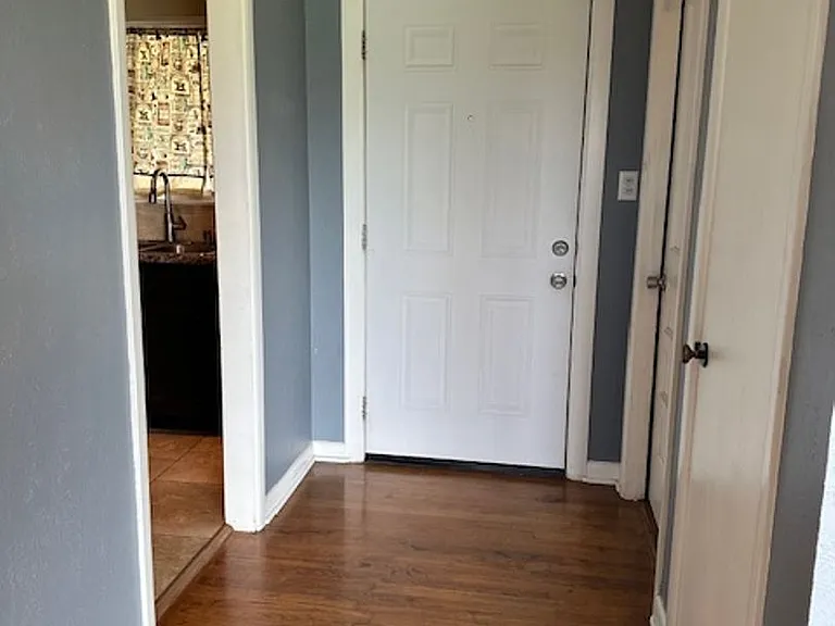 817 E Carroll Ln — Photo 7