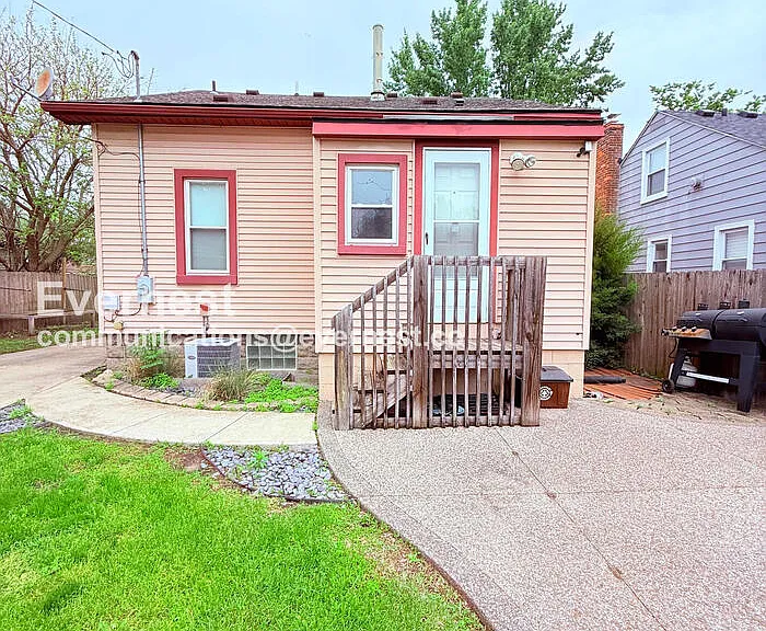 1557 Leroy St — Photo 32