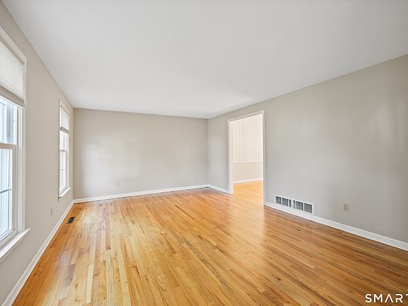 4th image of 75 Meadow Brook Place