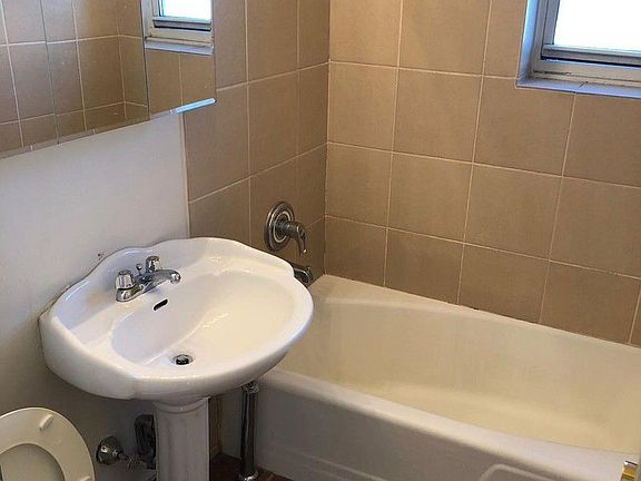 3rd image of 465 E 7th St APT 6R