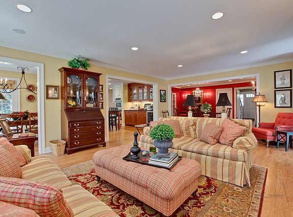 3rd image of 897 Longwood Dr
