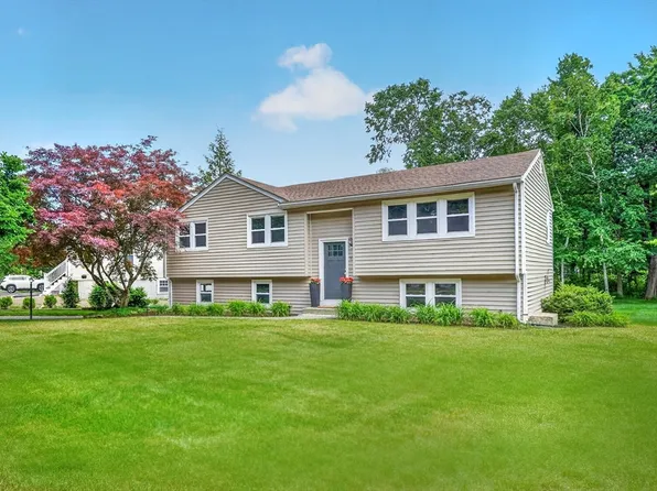 104 Hartwell Rd, Bedford, MA 01730