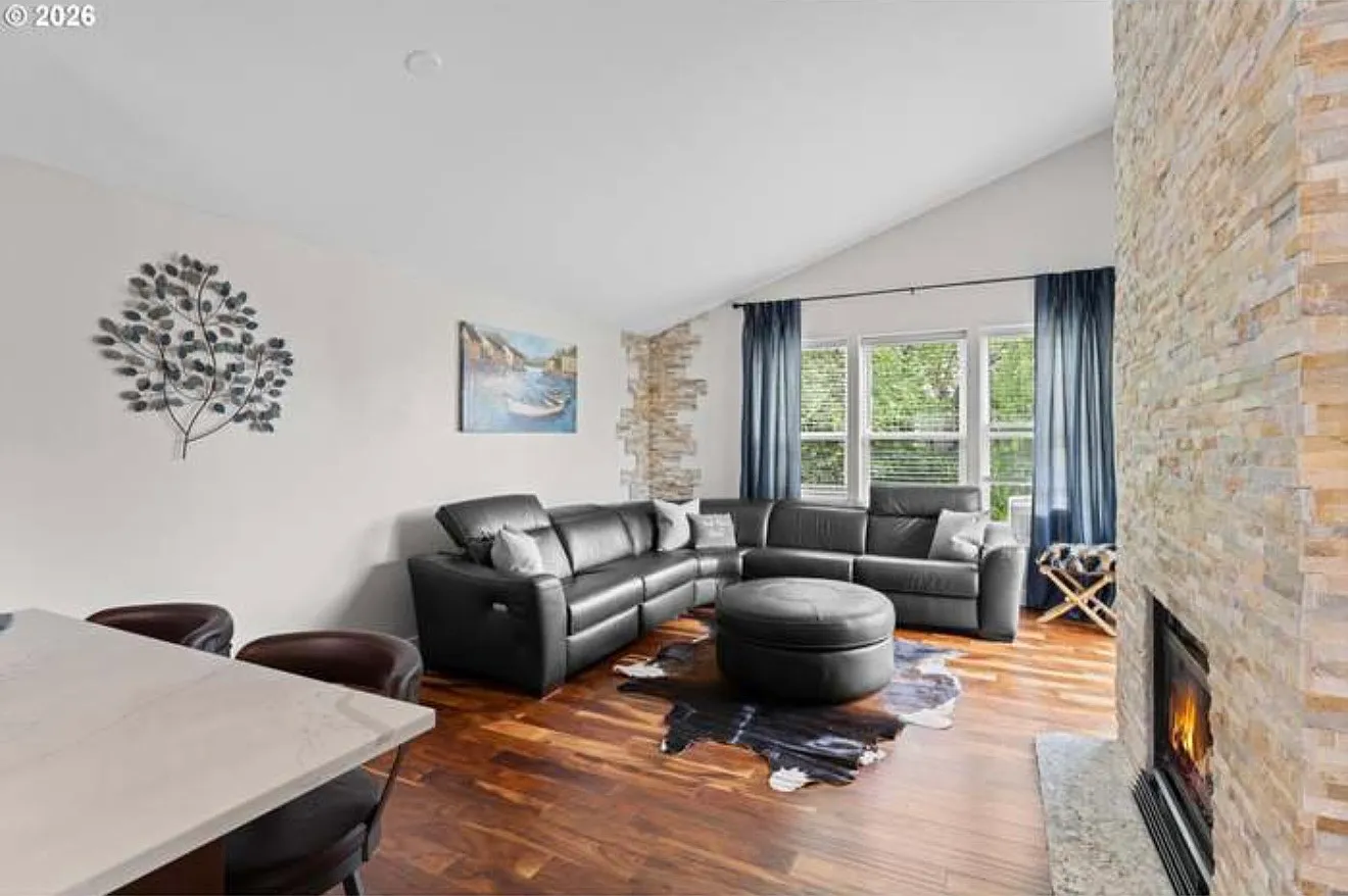 2 bed, 976 sqft, $2,000 — Photo 1