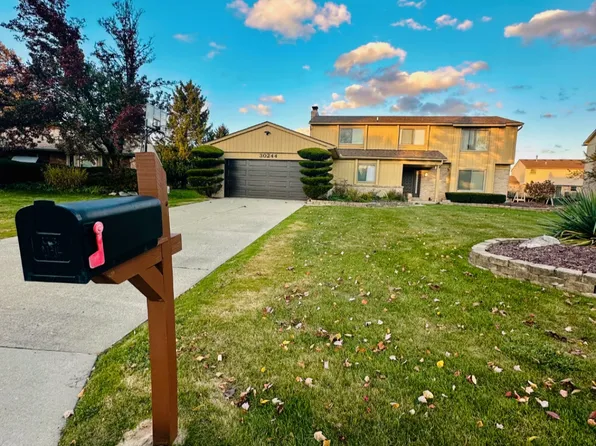30244 Southampton Ln, Farmington Hills, MI 48331