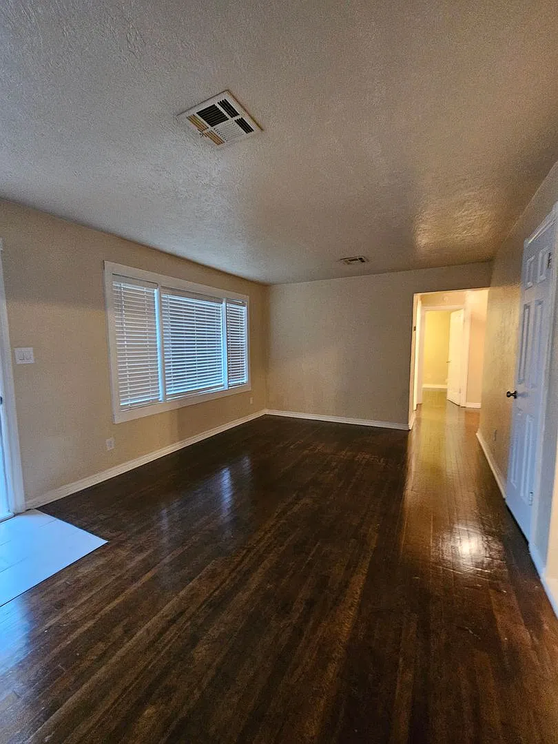 Preleasing For July 2027! (4) Bed/(2) Bath Close To Campus! — Photo 3
