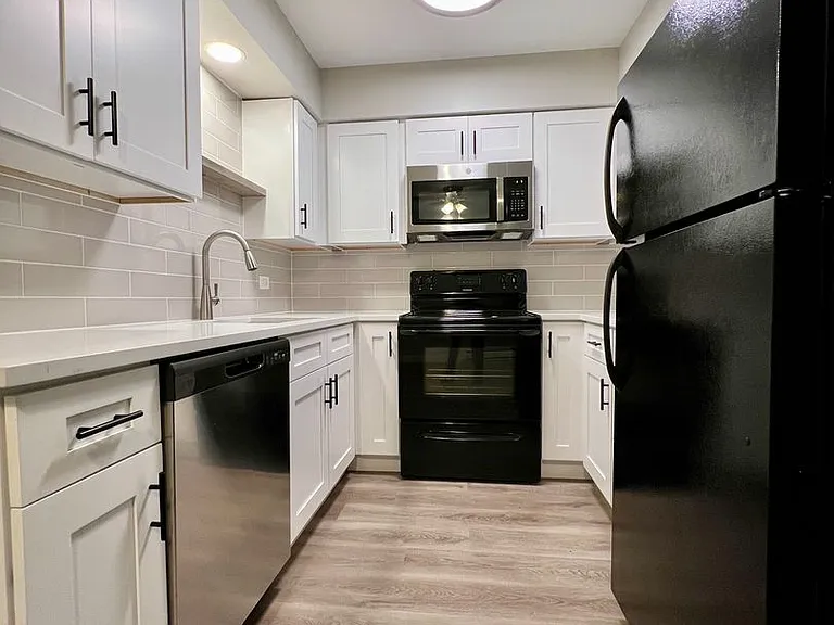 Renovated Apartment With In-Unit Washer-Dryer & Garage Parking! — Photo 25