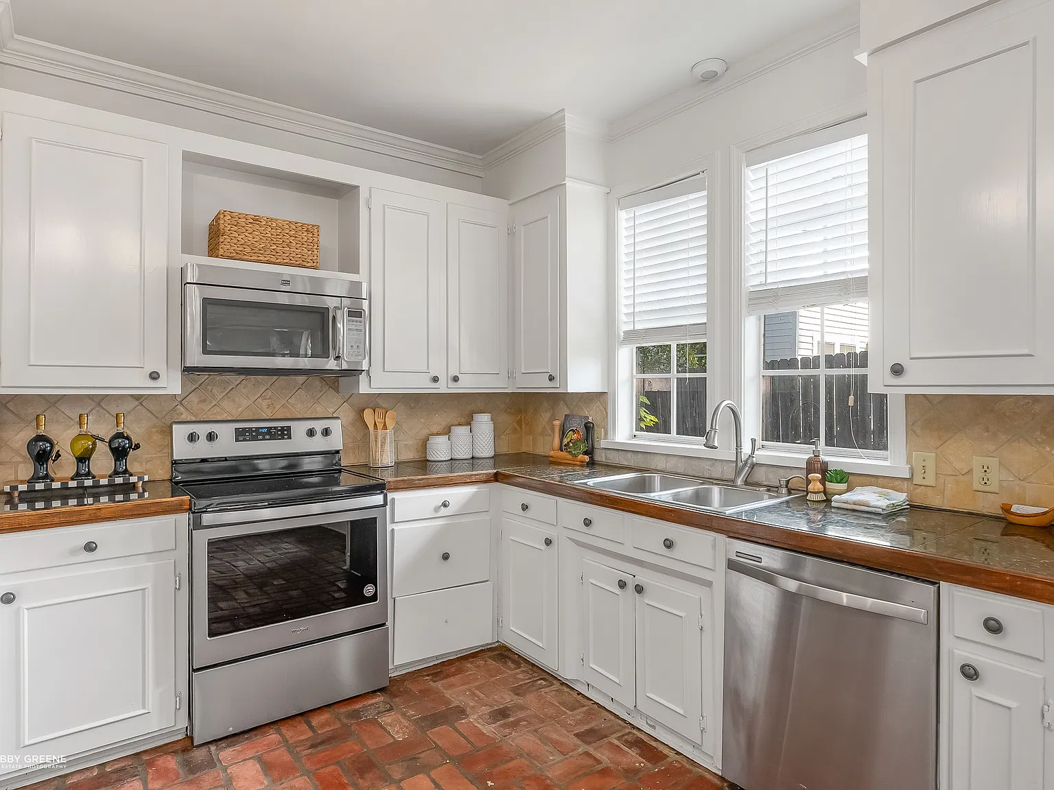 3 bed, 2.5 bath, 2470 sqft, $2,000 — Photo 3
