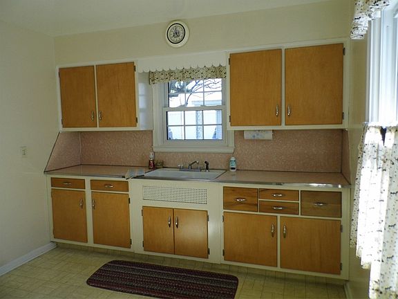 5th image of 615 S 18th St